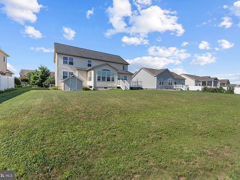 217 Bridgewater Dr — Photo 2