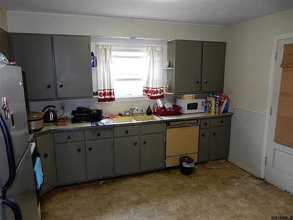 3rd image of 19 Hillcrest Ave