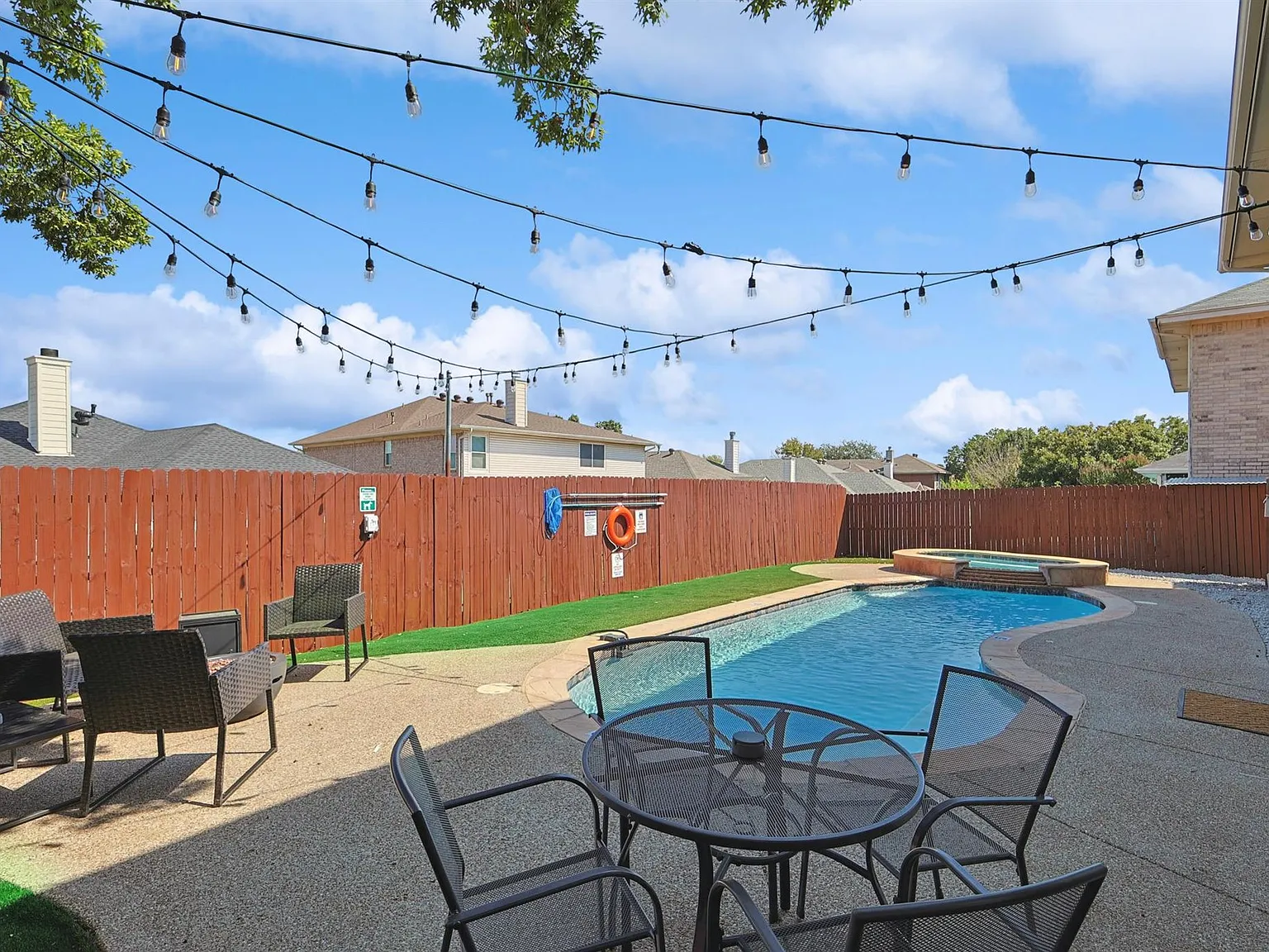 5 bed, 2.5 bath, 2951 sqft, $8,950 — Photo 2