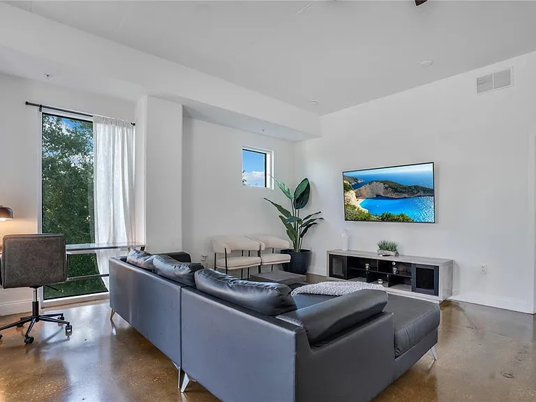 525 E Jackson St #301 — Photo 21