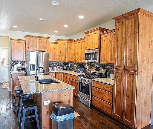5th image of 933 Eagle Dr