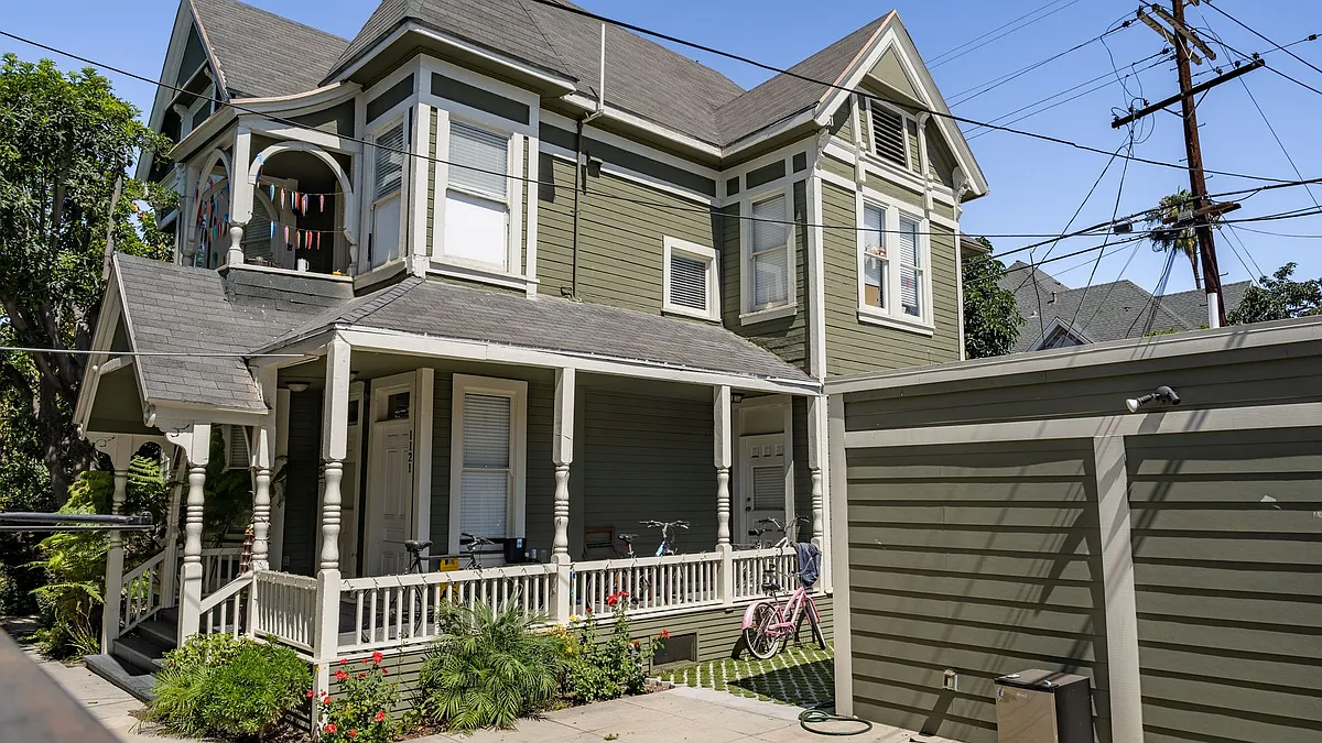 Building Photo - 1117 W 28th St