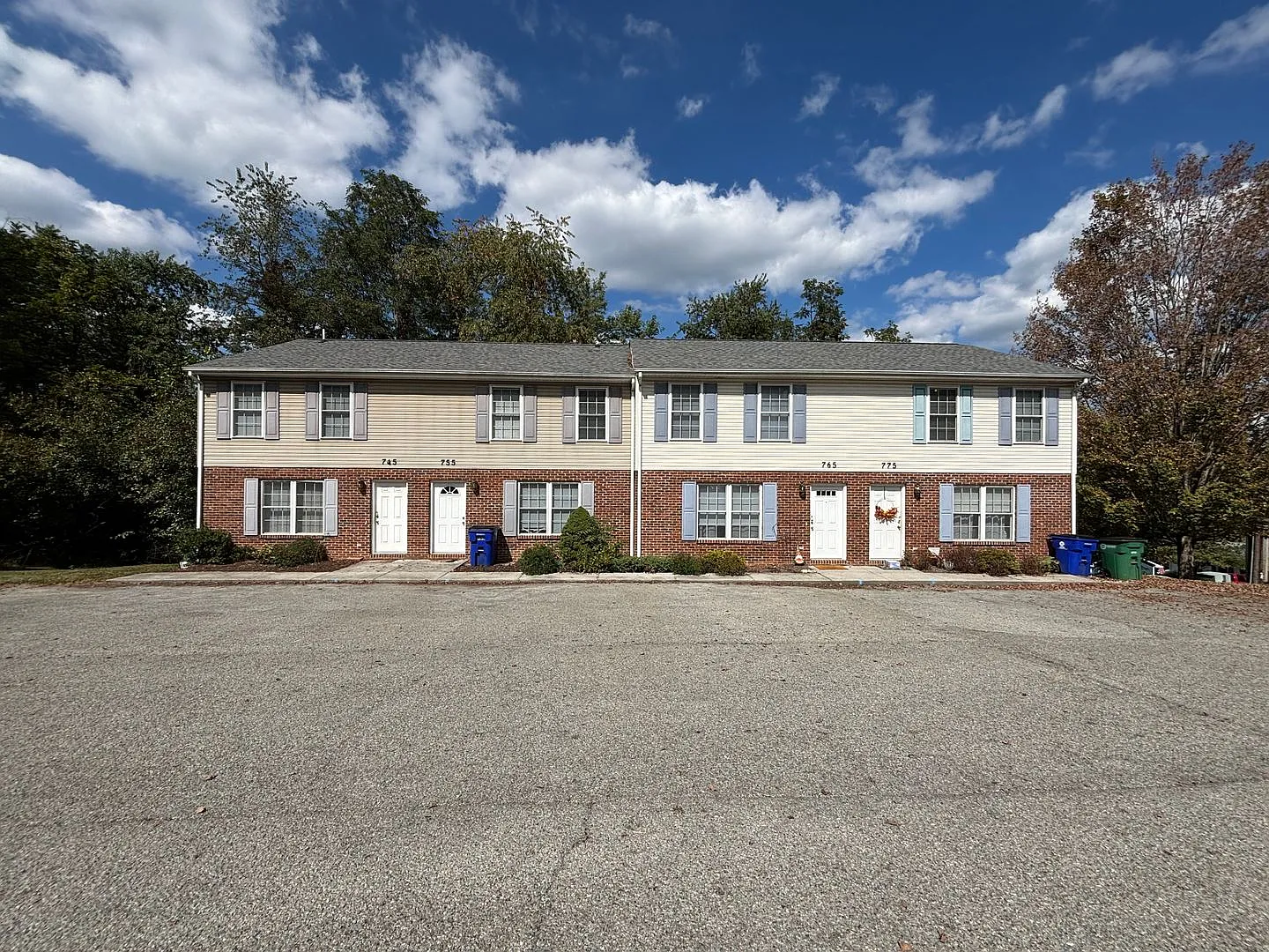 3 Bedroom, 1.5 Bath Townhouse — Photo 1
