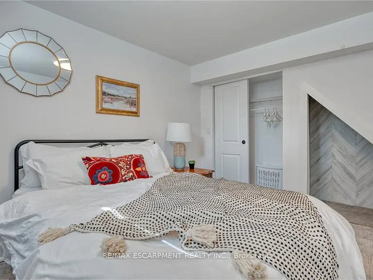 239 Cloverdale Ave E #LOWER — Photo 17