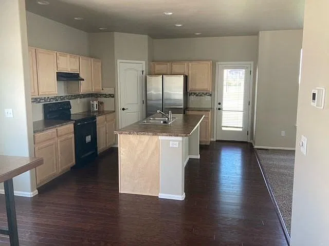 5 bed, 3.5 bath, 3214 sqft, $3,000 — Photo 2