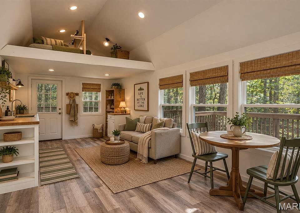7th image of 2137 N Lake View Dr