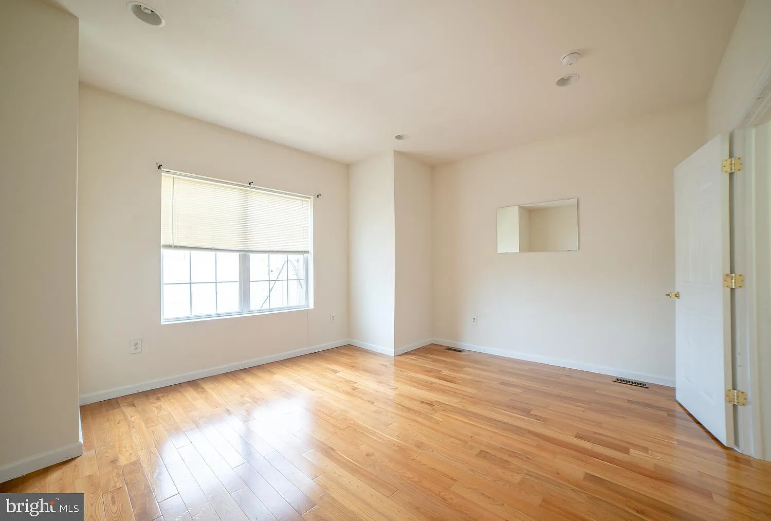 6 bed, 4023 sqft, $4,200 — Photo 3