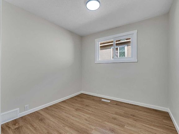 3rd image of 1271 W Penedo Cres SE