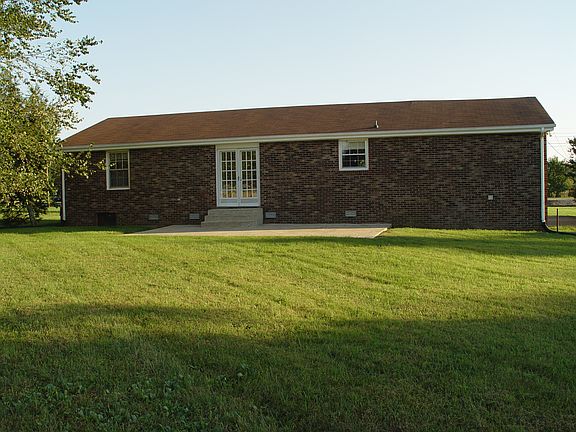 Kit/DR view is lrg backyard