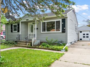 304 N Evanslawn Ave, Aurora, IL 60506