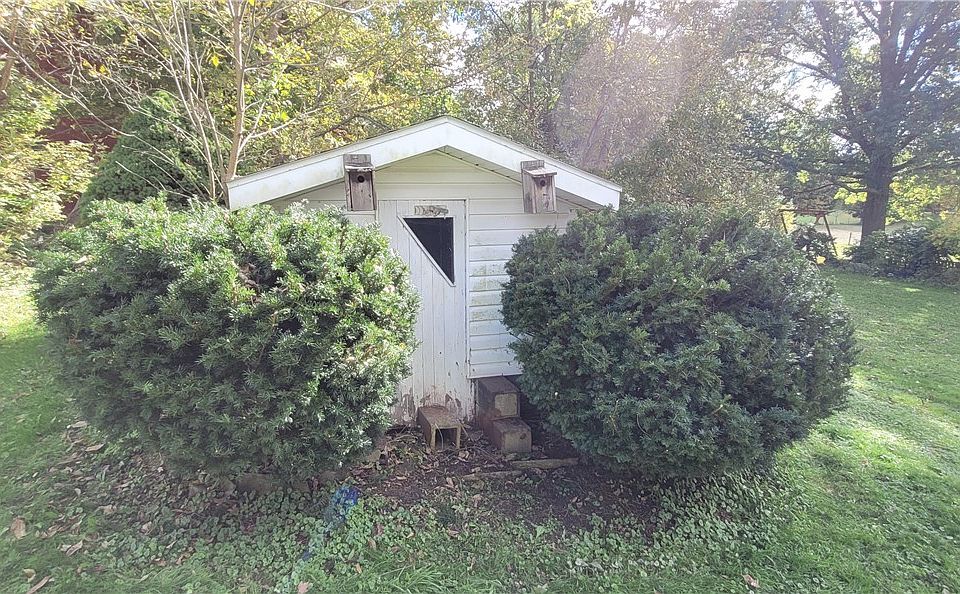 4th image of 1240 Maple Ave