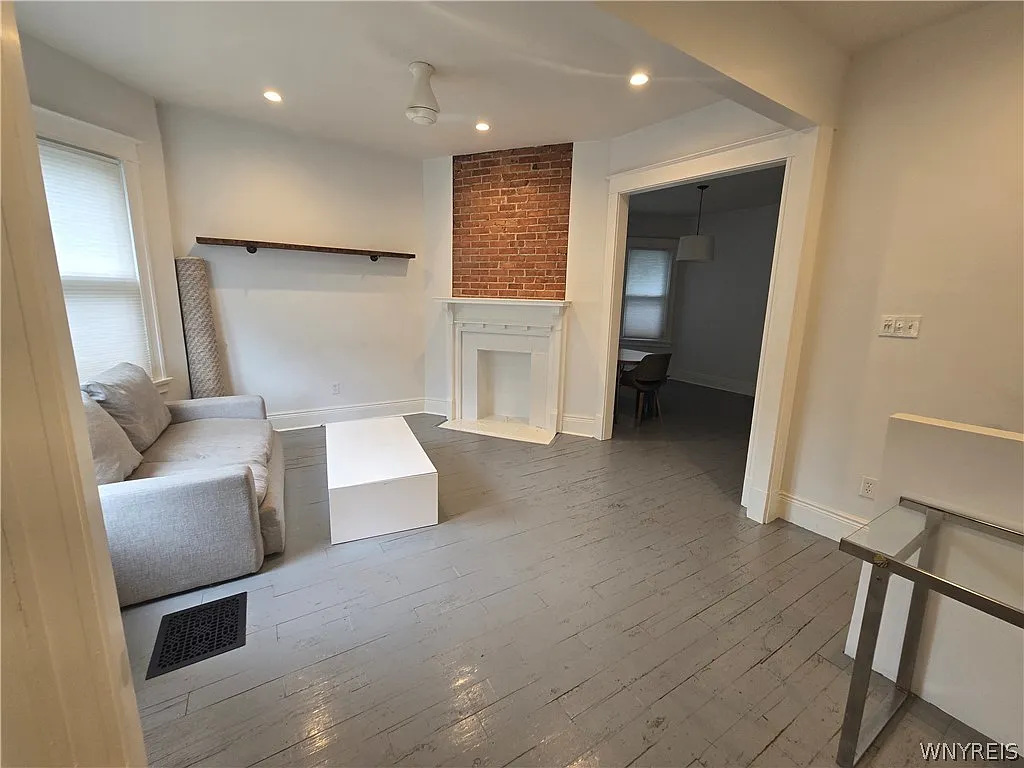 3 bed, 1.0 bath, 2206 sqft, $1,895 — Photo 2