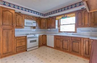 5th image of 1006 E 110th St