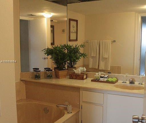 2nd image of 1717 N Bayshore Dr APT 1553