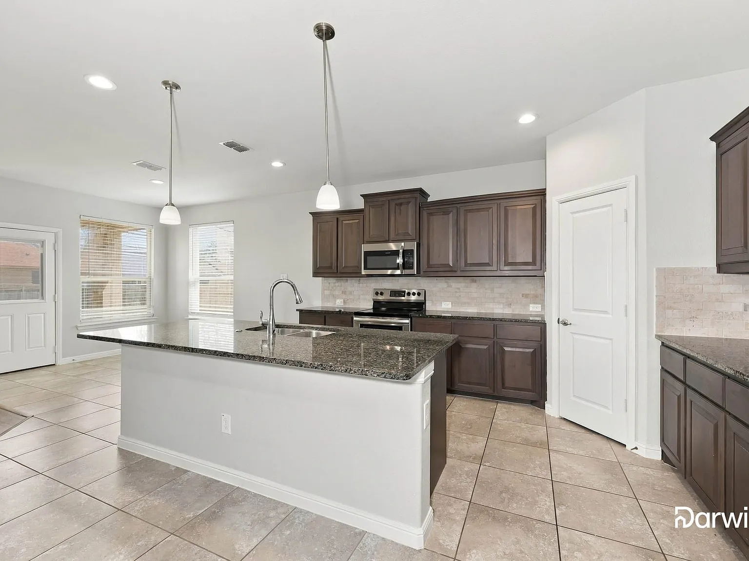 4 bed, 2.0 bath, 2032 sqft, $2,700 — Photo 4