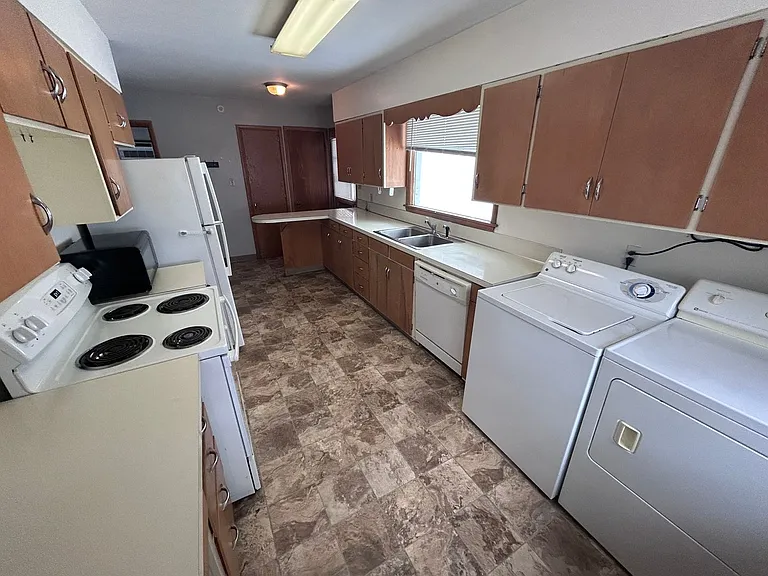 265 Viking Dr — Photo 5