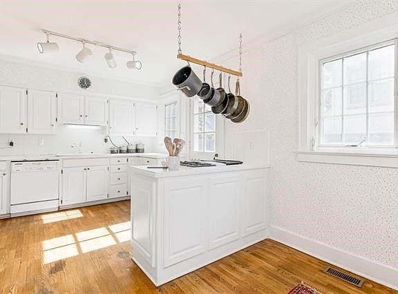 5th image of 1217 W 61st Ter