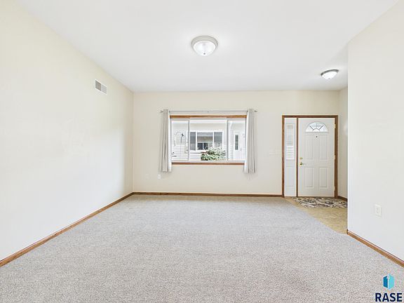 3rd image of 4552 E 49th St