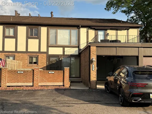 206 Country Club Dr, Saint Clair Shores, MI 48082