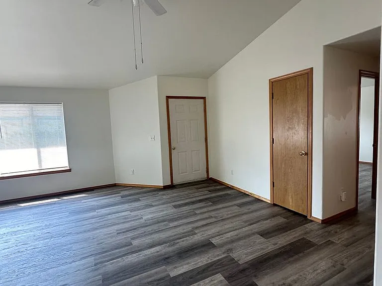 2132-2142 SW Reindeer Ave — Photo 4