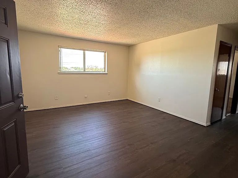 Fox Valley Apartments — Photo 14