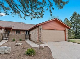 920 Greenview Ct, Rochester, MI 48307