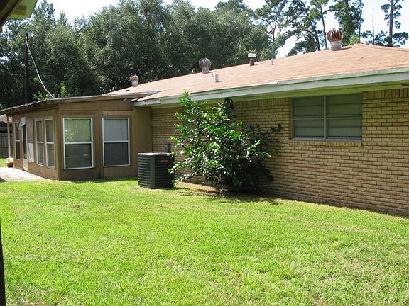 3rd image of 303 E Pecan St