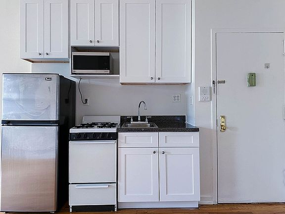 4th image of 436 W 49th St #5RE