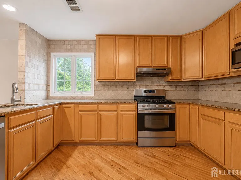 812 Columbus Ave — Photo 9