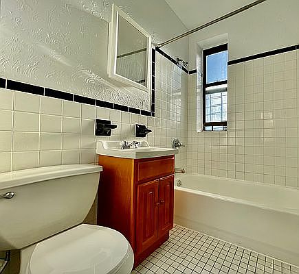 4th image of 680 E 140th St #4E