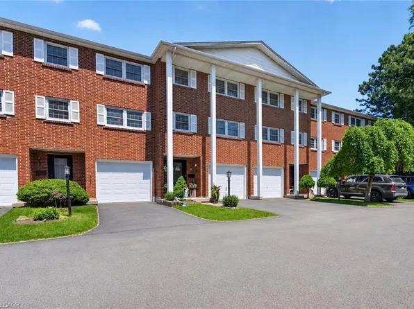 91 Livingston Ave #4, Grimsby, ON L3M 1L4