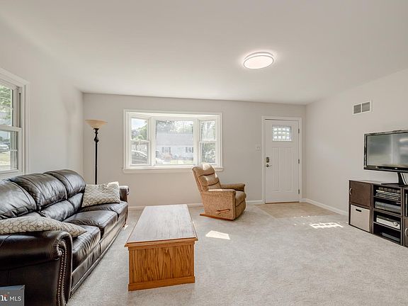 3rd image of 5621 Tremont Dr