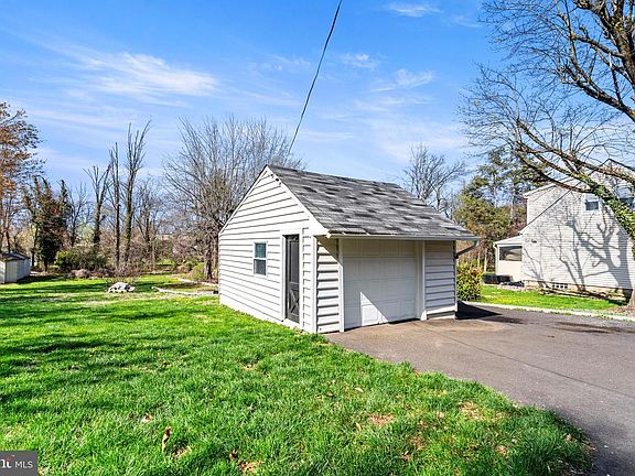 5th image of 632 Fitzwatertown Rd