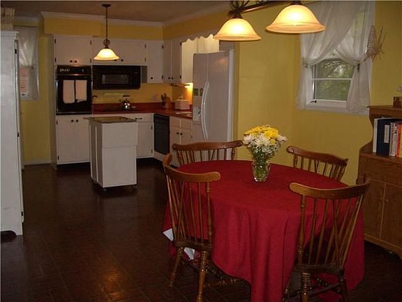KITCHEN/DINING ROOM COMBINATION