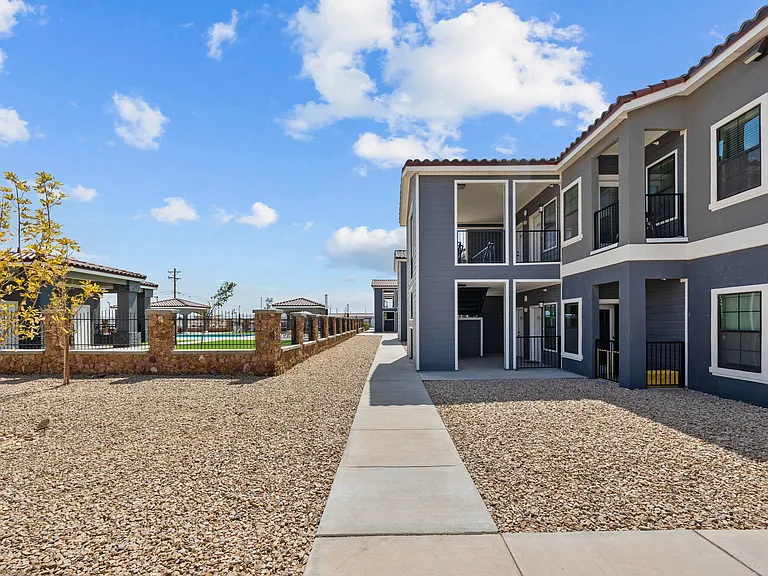 DISTRICT AT PELLICANO — Photo 46