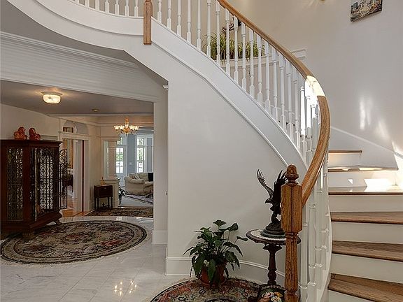 3rd image of 495 NW Old Orchard Way