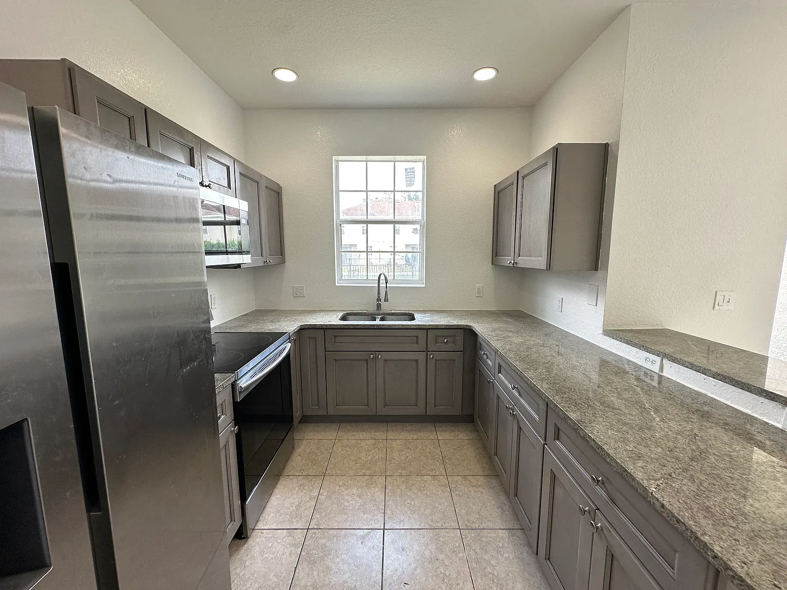 3 bed, 2.5 bath, 1330 sqft, $1,750 — Photo 4