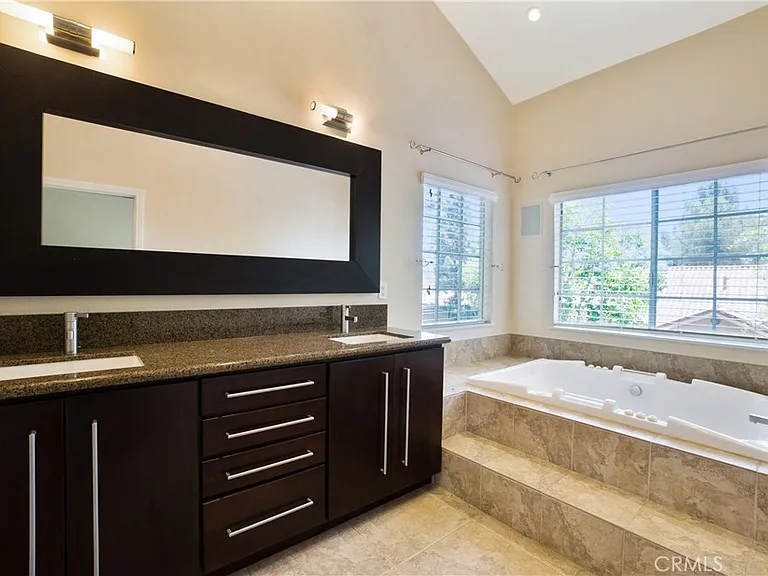 3055 E Hillcrest Dr — Photo 20
