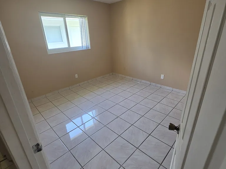 812 NE 2nd St #2 — Photo 9
