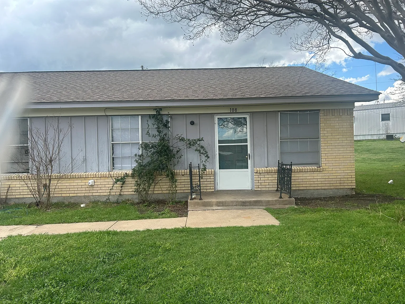 2 bed, 900 sqft, $895 — Photo 1