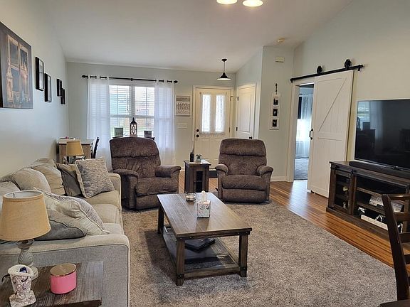 3rd image of 608 Chandler Dr