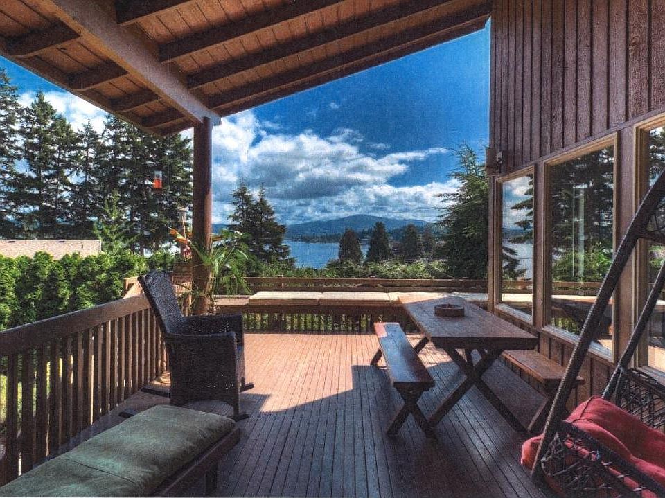 Large covered deck facing lake