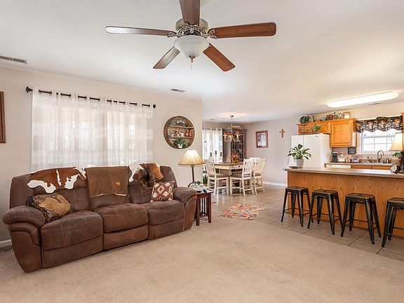 5th image of 272 Rosemary Ln