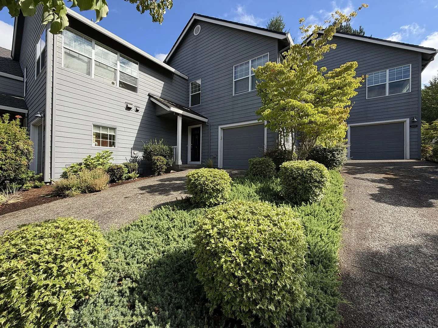 Bright Cedar Mill Townhome-Style Home with Vaulted Living Room, Skylight, Garage & Modern Kitchen — Photo 2
