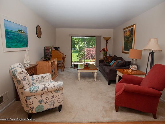3rd image of 13 Carol Ct