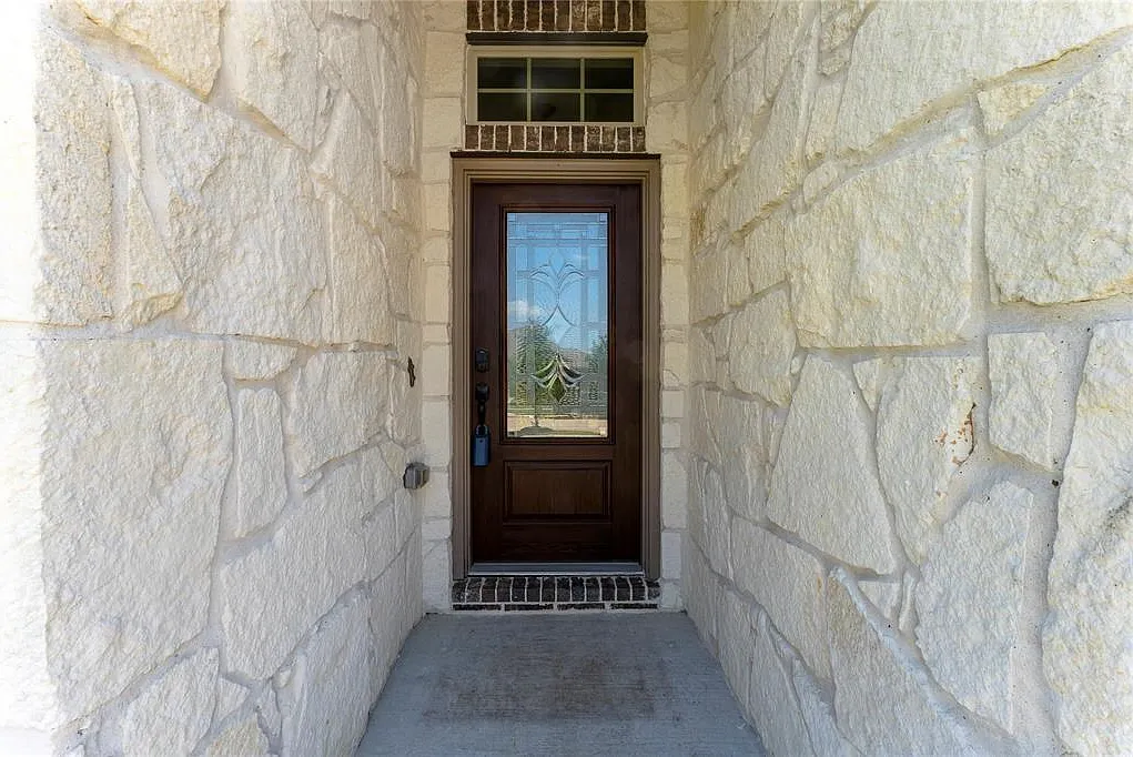 4 bed, 2.0 bath, 2284 sqft, $2,650 — Photo 3