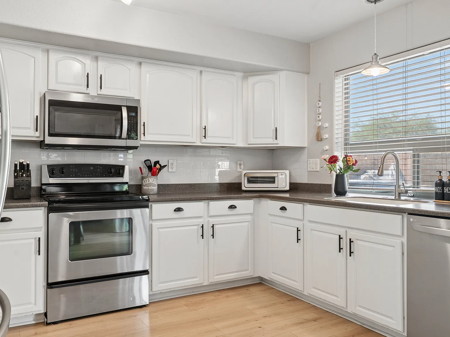 4 bed, 2.5 bath, 2232 sqft, $3,000 — Photo 3