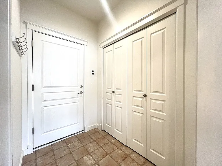 717 W Claire St — Photo 37
