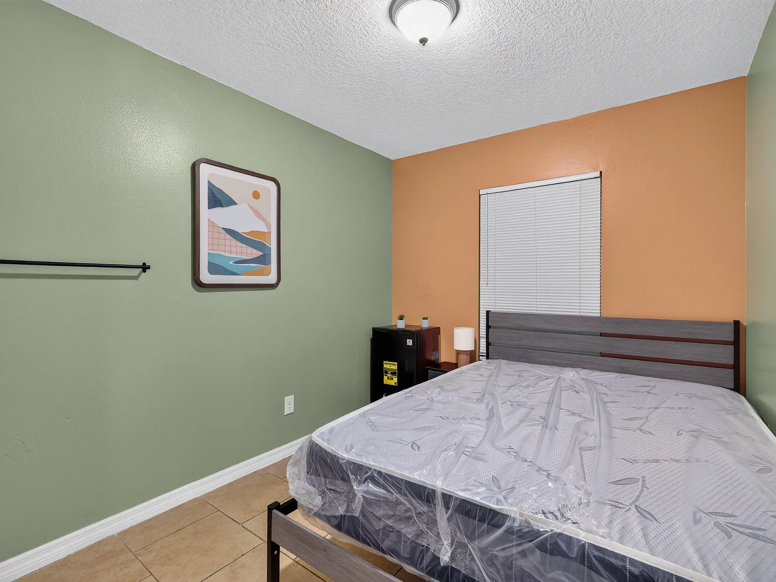 4 bed, 4.0 bath, 100 sqft, $862 — Photo 2