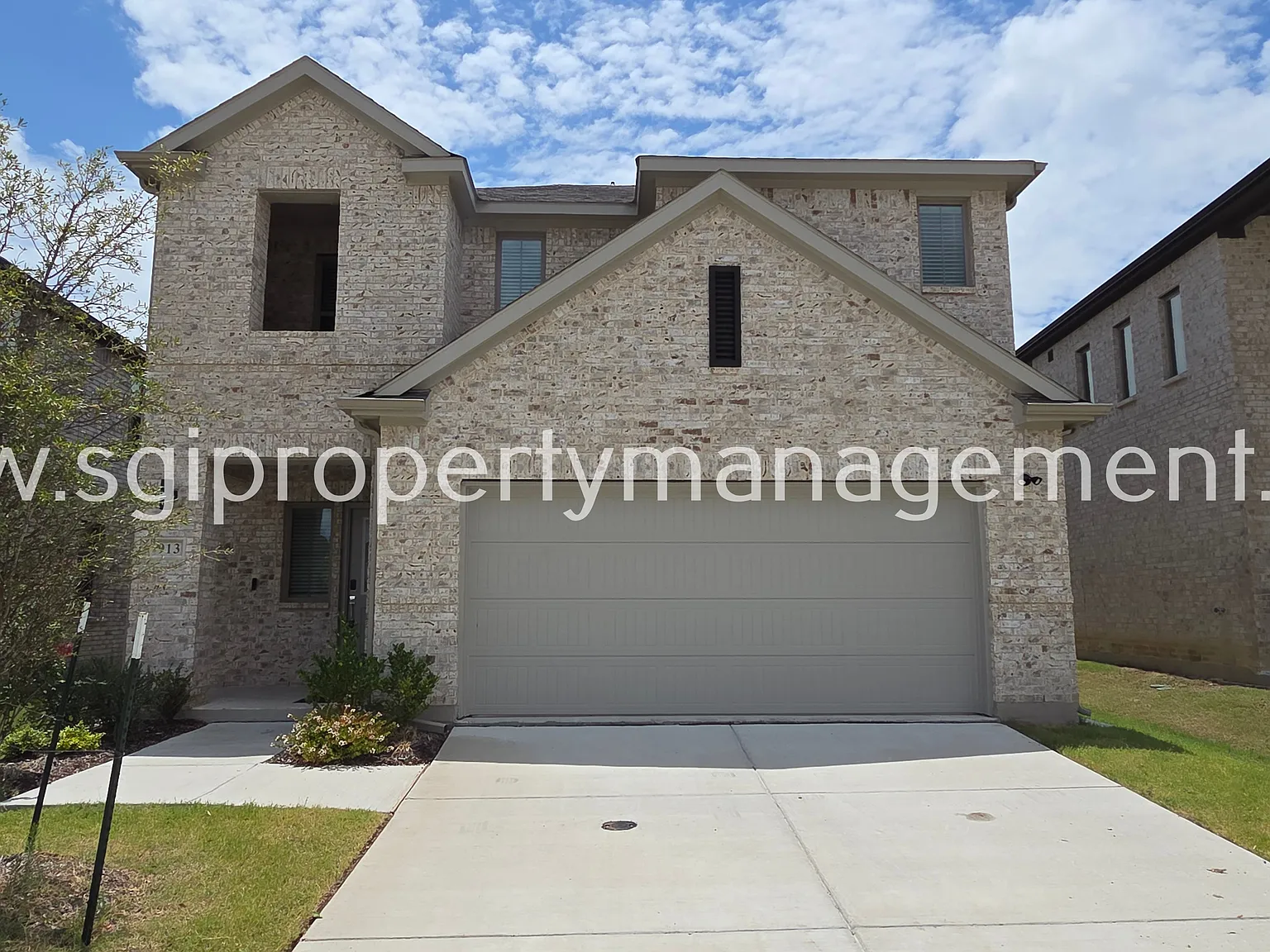 Modern 4 bedroom 2.5 bath! — Photo 1